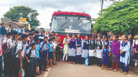 ಚಿಕ್ಕೋಡಿ ತಾಲೂಕಿನ ಕರೋಶಿ ಗ್ರಾಮದಲ್ಲಿ ಸರ್ಕಾರಿ ಬಸ್ ತಡೆದು ವಿದ್ಯಾರ್ಥಿಗಳು ಪ್ರತಿಭಟನೆ ನಡೆಸಿದರು. ವಿಜಯ ಕೋಟಿವಾಲೆ, ಜ್ಞಾನೇಶ್ವರ ಖಾಡೆ, ಸೋಮೇಶ್ವರ ಹಿರೇಮಠ ಇತರರಿದ್ದರು.