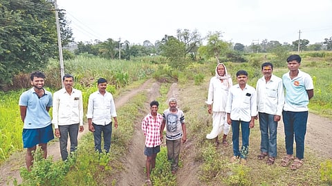 ಅರಟಾಳ ಗ್ರಾಮದ ತುಬಚಿ-ತುಂಗಳ ಏತ ನೀರಾವರಿ ಕಾಲುವೆಗೆ ನೀರು ಹರಿಸುವಂತೆ ರೈತರು ಆಗ್ರಹಿಸಿದರು. ಮಲ್ಲಿಕಾರ್ಜುನ ತೆಲಸಂಗ, ಪರಶು ಅರ್ಜುಣಗಿ, ಭೀಮಪ್ಪ ಹಟ್ಟಿ, ಭಾಗೇಶ ತೆಲಸಂಗ ಇತರರಿದ್ದರು.