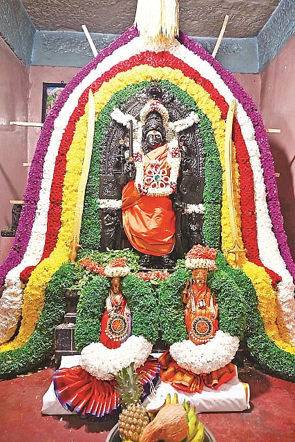 ವೀರಭದ್ರೇಶ್ವರ ಸ್ವಾಮಿಗೆ  ಹೂವಿನ ಅಲಂಕಾರ.
