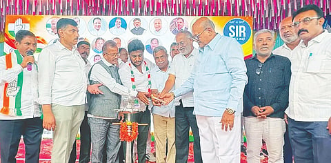ಹೊಳೆನರಸೀಪುರದಲ್ಲಿ ಆಯೋಜಿಸಿದ್ದ ಕಾರ್ಯಕರ್ತರ ಸಭೆಯನ್ನು ಗಣ್ಯರು ಉದ್ಘಾಟಿಸಿದರು. ಎಚ್.ಎಂ.ರೇವಣ್ಣ, ಶ್ರೇಯಸ್ ಪಟೇಲ್, ಲಕ್ಷ್ಮಣ್, ಅನುಪಮಾ ಮಹೇಶ್, ಚಿಕ್ಕಡಲೂರು ಬಸವರಾಜು, ಎಲ್.ಡಿ.ಬಸವರಾಜು ಇತರರು ಇದ್ದರು.