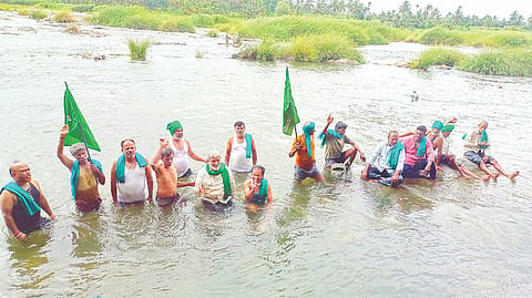 ಶ್ರೀರಂಗಪಟ್ಟಣದ ಕಾವೇರಿ ನದಿಯ ಮಧ್ಯಭಾಗದಲ್ಲಿ ನಿಂತು ಭೂಮಿತಾಯಿ ಹೋರಾಟ ಸಮಿತಿಯ ಕಾರ್ಯಕರ್ತರು ಪ್ರತಿಭಟನೆ ನಡೆಸಿದರು. 