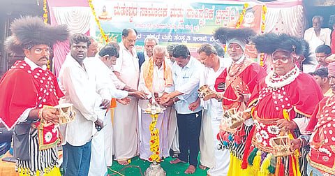 ಕೆ.ಎಂ.ದೊಡ್ಡಿ ಸಮೀಪದ ಮಠದ ಹೊನ್ನಾಯಕನಹಳ್ಳಿ ಮಂಟೇಸ್ವಾಮಿ ಮಠದಲ್ಲಿ ಕನ್ನಡ ಮತ್ತು ಸಂಸ್ಕೃತಿ ಇಲಾಖೆ ಸಹಯೋಗದಲ್ಲಿ ಮಹೇಶ್ವರ ಸಾಮಾಜಿಕ ಮತ್ತು ಸಾಂಸ್ಕೃತಿಕ ಟ್ರಸ್ಟ್ ವತಿಯಿಂದ ನೀಲಗಾರರ ಮೇಳ ಹಾಗೂ ಜನಪದ ಕಲರವ ಕಾರ್ಯಕ್ರಮ ನಡೆಯಿತು