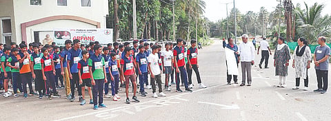 ಪಾಂಡವಪುರ ತಾಲೂಕಿನ ಎಸ್‌ಟಿಜಿ ಶಿಕ್ಷಣ ಸಂಸ್ಥೆಯಲ್ಲಿ ಆಯೋಜಿಸಿದ್ದ ಮ್ಯಾರಥಾನ್ ಓಟಕ್ಕೆ ಮಾಜಿ ಸಚಿವ ಸಿ.ಎಸ್.ಪುಟ್ಟರಾಜು ಚಾಲನೆ ನೀಡಿದರು.