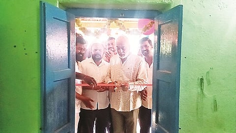   ಅರಕಲಗೂಡು ತಾಲೂಕಿನ ಲಕ್ಕೂರು ಗ್ರಾಮದಲ್ಲಿ ನೂತನ ಸರ್ಕಾರಿ ಪ್ರೌಢಶಾಲಾ ಕಟ್ಟಡವನ್ನು ಶಾಸಕ ಎ.ಮಂಜು ಉದ್ಘಾಟಿಸಿದರು. ನಾರಾಯಣ, ರಂಗಸ್ವಾಮಿ, ಕುಮಾರ್ ಇತರರಿದ್ದರು.