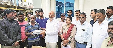 ಬೇಲೂರು ಪುರಸಭೆ ಆವರಣದಲ್ಲಿ ಪೌರಕಾರ್ಮಿಕರಿಗೆ ಶಾಸಕ ಎಚ್.ಕೆ.ಸುರೇಶ್ ಬಟ್ಟೆ ವಿತರಿಸಿದರು. ಬಸವರಾಜ್ ಸಿಗ್ಗಾವಿ, ಜ್ಯೋತಿ ಇತರರಿದ್ದರು.