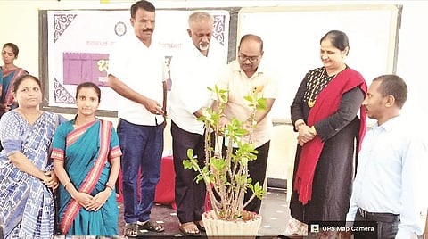 ಅರಸೀಕೆರೆ  ನಗರದ ವಿವೇಕಾನಂದ ಬಿ.ಇಡಿ ಕಾಲೇಜಿನಲ್ಲಿ ಆಯೋಜಿಸಿದ್ದ ಕಾರ್ಯಕ್ರಮವನ್ನು ಗಣ್ಯರು ಉದ್ಘಾಟಿಸಿದರು. ಎಚ್. ಆರ್.ಸುಜಾತಾ, ಮಲ್ಲೇಶಗೌಡ, ಮಲ್ಲಿಕಾರ್ಜುನ ಬಿ ಕುಡವಕ್ಕಲಗಿ, ಶೇಖರ್ ಇತರರಿದ್ದರು.