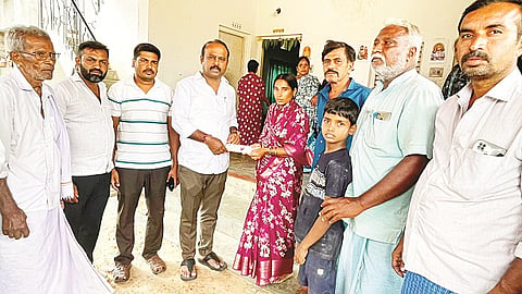 ವಿಷ ಕುಡಿದು ಆತ್ಮಹತ್ಯೆ ಮಾಡಿಕೊಂಡ ರೈತ ರಾಜೇಶ್ ಕುಟುಂಬಕ್ಕೆ ಚಾರಿಟಬಲ್ ಟ್ರಸ್ಟ್ ವತಿಯಿಂದ ಧನ ಸಹಾಯ