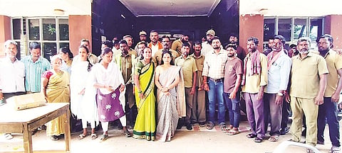 ಪಾಂಡವಪುರ ಪಟ್ಟಣದ ಪುರಸಭೆ ಆವರಣದಲ್ಲಿ ಬಿಜೆಪಿ ಮಹಿಳಾ ಮೋರ್ಚಾ ವತಿಯಿಂದ ರಕ್ಷಾಬಂಧನ ಆಚರಿಸಲಾಯಿತು. ಮಂಗಳಾ ನವೀನ್, ಸತೀಶ್ ಕುಮಾರ್, ಮಂಜುನಾಥ್,ಮಂಜುಳಾ, ನವೀನ್ ಕುಮಾರ್, ರಮೇಶ್, ಸವಿತಾ ಇದ್ದರು.