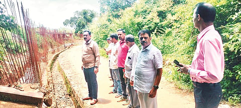 ಸೋಮವಾರಪೇಟೆಯ ಬಾಸ್ಕೆಟ್‌ಬಾಲ್ ಮೈದಾನದ ಬಳಿ ನಿರ್ಮಿಸಲಾಗುತ್ತಿರುವ ತಡೆಗೋಡೆ ಕಾಮಗಾರಿಯನ್ನು ಮಾಜಿ ಸಚಿವ ಅಪ್ಪಚ್ಚು ರಂಜನ್ ಪರಿಶೀಲಿಸಿದರು.