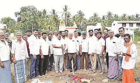 ದ್ಯಾವನೂರು ಗ್ರಾಮದಲ್ಲಿ ನೂತನ ಆರೋಗ್ಯ ಕಟ್ಟಡಕ್ಕೆ ಶಾಸಕ ಸಿ.ಎನ್.ಬಾಲಕೃಷ್ಣ ಭೂಮಿಪೂಜೆ ನೆರವೇರಿಸಿದರು. ಬಿ.ಎಚ್. ಶಿವಣ್ಣ, ವಿ.ಎನ್.ಮಂಜುನಾಥ್, ಸಾಕಮ್ಮ ಲಿಂಗರಾಜು, ಬಾಗೂರು ಮನು,  ಸಂಪತ್‌ಕುಮಾರ್ ಇತರರಿದ್ದರು.