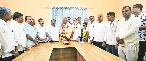  ನುಗ್ಗೇಹಳ್ಳಿ ಪ್ರಾಥಮಿಕ ಕೃಷಿ ಪತ್ತಿನ ಸಹಕಾರ ಸಂಘದ ಅಧ್ಯಕ್ಷರಾಗಿ ಆಯ್ಕೆಯಾದ ಕಾರೆಕೆರೆ ಪ್ರಕಾಶ್ ಅವರನ್ನು ಶಾಸಕ ಸಿ.ಎನ್. ಬಾಲಕೃಷ್ಣ ಅಭಿನಂದಿಸಿದರು. ವಿನಯ್, ದೊರೆಸ್ವಾಮಿ, ಪುಟ್ಟಸ್ವಾಮಿ, ಎಚ್.ಬಿ.ರಂಗಸ್ವಾಮಿ, ಪಟೇಲ್ ಕುಮಾರ್, ಸಂಪತ್‌ಕುಮಾರ್, ವಿಕ್ಟರ್ ಇದ್ದರು. 