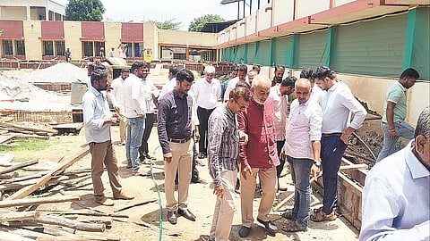 ಅರಕಲಗೂಡು ಸರ್ಕಾರಿ ಪ್ರಥಮ ದರ್ಜೆ ಕಾಲೇಜಿನಲ್ಲಿ ನಡೆಯುತ್ತಿರುವ ಆಡಿಟೋರಿಯಂ ಕಾಮಗಾರಿಯನ್ನು ಶಾಸಕ ಎ.ಮಂಜು ವೀಕ್ಷಿಸಿದರು. ಬಾಲಾಜಿ, ಮಂಜುನಾಥ್ ಇತರರಿದ್ದರು.