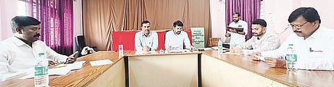 ಬೇಲೂರು ತಾಲೂಕು ಕಚೇರಿ ಸಭಾಂಗಣದಲ್ಲಿ ಆಯೋಜಿಸಿದ್ದ ಸಭೆಯಲ್ಲಿ ರಜನಿಕಾಂತ್ ಮಾತನಾಡಿದರು