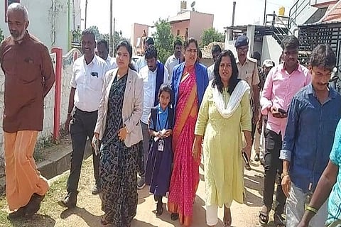 ಓದುತ್ತಿರುವ ಸರ್ಕಾರಿ ಶಾಲೆಗೆ ಕಾಂಪೌಂಷಡ್​ ನಿರ್ಮಿಸುವಂತೆ ಆಗ್ರಹಿಸಿ ಆರು ತಿಂಗಳಿನಿಂದ ಶಾಲೆಗೆ ತೆರಳದೆ ಪ್ರತಿಭಟನೆ ನಡೆಸುತ್ತಿದ್ದ ತುಮಕೂರು ತಾಲೂಕು ಬೆಳಧರದ ಸೀಮ್ರಾಸನೋಬರ್​ ಶಾಲೆಗೆ ಕರೆದುಕೊಂಡು ಬಂದ ನ್ಯಾ.ಸೂರಿನ್ನಿಸಾ, ನಹಿದಾ ಜಮ್​ಜಮ್​, ರಾಜೇಶ್ವರಿ ಮತ್ತಿತರರು.