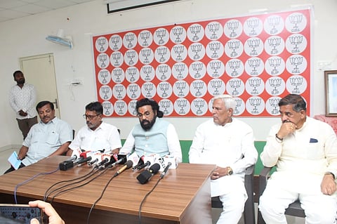 ಬಾಗಲಕೋಟೆಯಲ್ಲಿ ಭಾನುವಾರ ಮಾಜಿ ಸಚಿವ ಬಿ.ಶ್ರೀರಾಮುಲು ಸುದ್ದಿಗೋಷ್ಠಿಯಲ್ಲಿ ಮಾತನಾಡಿದರು. ಶಾಸಕ ಸಿದ್ದು ಸವದಿ, ಪರಿಷತ್ ಸದಸ್ಯ ಹನಮಂತ ನಿರಾಣಿ, ಅಶೋಕ ಲಿಂಬಾವಳಿ ಮತ್ತಿತರರು ಇದ್ದರು. 