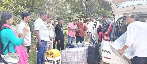 ಹಂಚೀಪುರ ಬಳಿ ರಾಷ್ಟಿ$ಯ ಹೆದ್ದಾರಿ ಲ್ಯಾಂಕೋ ಟೋಲ್​ ಬಳಿ ಪರಿಶೀಲನೆ ಮಾಡಿದ ಪೊಲೀಸರು. 