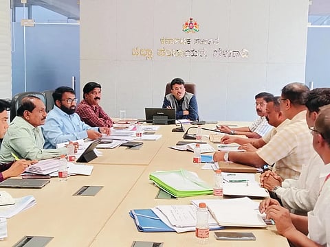 ಬೆಳಗಾವಿ ನಗರದ ಜಿಪಂ ಸಭಾಂಗಣದಲ್ಲಿ ಗುರುವಾರ ನಡೆದ ಸಭೆಯಲ್ಲಿ ರಾಹುಲ ಶಿಂಧೆ ಮಾತನಾಡಿದರು. ರವಿ ಬಂಗಾರೆಪ್ಪನವರ, ಬಸವರಾಜ ಹೆಗ್ಗನಾಯಕ, ಗಂಗಾಧರ ದಿವಟರ ಇತರರಿದ್ದರು