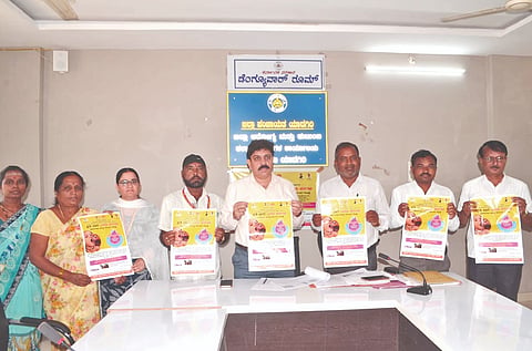 ಯಾದಗಿರಿಯಲ್ಲಿ ಜು.28ರಿಂದ ಹಮ್ಮಿಕೊಂಡ ಪಲ್ಸ್​ ಪೋಲಿಯೋ ಲಸಿಕಾ ಕಾರ್ಯಕ್ರಮದ ಮಾಹಿತಿ ಭಿತ್ತಿಪತ್ರವನ್ನು ಡಿಎಚ್​ಇ ಡಾ.ಮಹೇಶ ಬಿರಾದಾರ ಗುರುವಾರ ಬಿಡುಗಡೆ ಮಾಡಿದರು. ಡಾ.ಮಲ್ಲಪ್ಪ ನಾಯ್ಕಲ್​, ಜಗನ್ನಾಥ ಕೋಟೆ ಇತರರಿದ್ದರು.