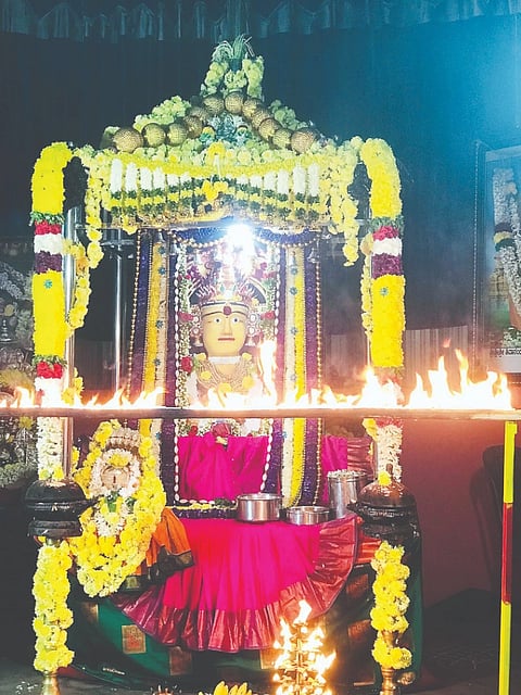 ಅರಸೀಕೆರೆ ಗ್ರಾಮಾಂತರ ತಾಲೂಕು ಮಾಡಾಳು ಗ್ರಾಮದ ಶ್ರೀ ಸ್ವರ್ಣಗೌರಮ್ಮ ದೇವಿ ದೇವಾಲಯದಲ್ಲಿ ಬಾದಾಮಿ ಅಮಾವಾಸ್ಯೆ ಅಂಗವಾಗಿ ಅಮ್ಮನವರಿಗೆ ವಿಶೇಷ ಅಲಂಕಾರ ಮಾಡಲಾಗಿತ್ತು.