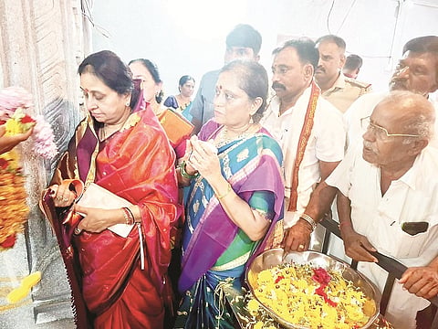 ಉಪಮುಖ್ಯಮಂತ್ರಿ ಜಿ.ಪರಮೇಶ್ವರ್‌ಪತ್ನಿ ಕನ್ನಿಕಾ ಪರಮೇಶ್ವರ್ ಮಾಡಳಿನ ಮೂಲ ಸ್ವರ್ಣ ಗೌರಮ್ಮನಿಗೆ ಬಾಗಿನ ಅರ್ಪಿಸಿದರು. ಶಿವಲಿಂಗಪ್ಪ, ನಟರಾಜ್, ಮರಳು ಸಿದ್ದಪ್ಪ, ಶಿವಣ್ಣ, ಎಂ.ಎಸ..ಸ್ವಾಮಿ, ಲೋಕೇ ಶ್ ಇದ್ದರು