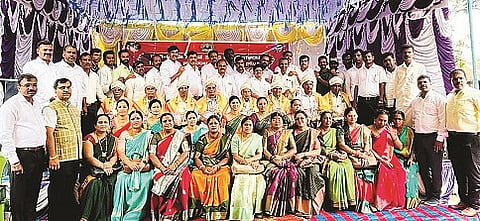ಕಣಕಟ್ಟೆ ಗ್ರಾಮದ ಶ್ರೀ ವೀರಭದ್ರೇಶ್ವರ ಗ್ರಾಮಾಂತರ ಪ್ರೌಢ ಶಾಲೆಯಲ್ಲಿ ಆಯೋಜಿಸಿದ್ದ ಗುರುವಂದನಾ ಕಾರ್ಯ ಕ್ರಮದಲ್ಲಿ ನಿವೃತ್ತ ಶಿಕ್ಷಕರನ್ನು ಸನ್ಮಾನಿಸಲಾಯಿತು. ಕೀರ್ತಿ, ಮಾಗೇನಳ್ಳಿ ಮಹೇಶ, ಕಣಕಟ್ಟೆ ಪ್ರಶಾಂತ, ಶಿವಕುಮಾರ, ಕೃಷ್ಣ, ಕುಮಾರ, ಮಲ್ಲಿಕಾರ್ಜುನ ಇತರರಿದ್ದರು.
