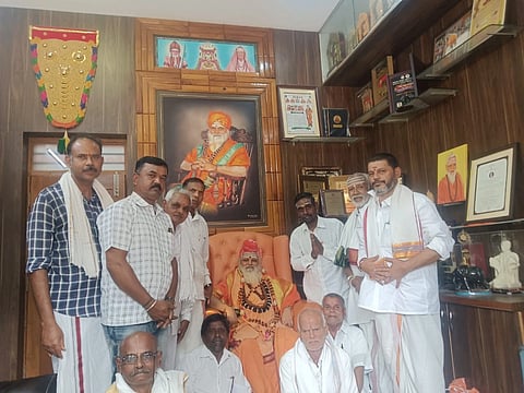  ಹಾಸನ ಜಿಲ್ಲೆಯ ಅರ್ಚಕರ ಸಂಘದ ವತಿಯಿಂದ ನೊಣವಿನಕೆರೆ ಶ್ರೀಗಳನ್ನು ಭೇಟಿ ಮಾಡಿ ಕುಂದು ಕೊರತೆಗಳ ಬಗ್ಗೆ ಮನವಿ ಸಲ್ಲಿಸಲಾಯಿತು. ಸೋಮಶೇಖರ್, ಶ್ರೀಧರ್, ಸತ್ಯನಾರಾಯಣ, ನಾಗೇಂದ್ರ ಇತರರು ಇದ್ದರು.   