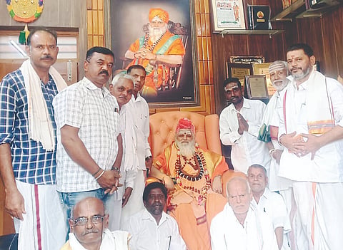 ಹಾಸನ ಜಿಲ್ಲೆಯ ಅರ್ಚಕರ ಸಂಘದಿಂದ ನೊಣವಿನಕೆರೆ ಶ್ರೀಗಳನ್ನು ಭೇಟಿ ಮಾಡಿ ಕುಂದು ಕೊರತೆಗಳ ಬಗ್ಗೆ ಮನವಿ ಸಲ್ಲಿಸಿತು. ಸೋಮಶೇಖರ್, ಶ್ರೀಧರ್, ಸತ್ಯನಾರಾಯಣ, ನಾಗೇಂದ್ರ ಇತರರು ಇದ್ದರು. 