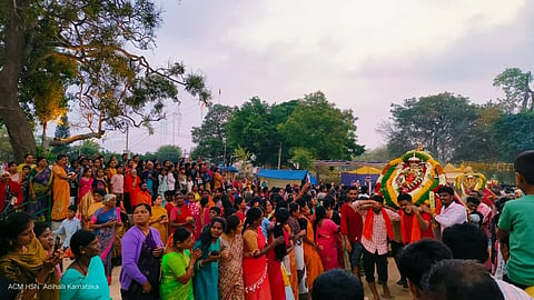 ಆದಿಹಳ್ಳಿ ಶ್ರೀ ಲಕ್ಷ್ಮಿ ಅಮ್ಮನವರ ಜಾತ್ರಾ ಮಹೋತ್ಸವದಲ್ಲಿ ಸಂಪ್ರದಾಯಿಕ ಕೆಂಡ ಆಯುವುಧರ ಮೂಲಕ ಭಕ್ತಿ ಸಮರ್ಪಿಸಿದ ಭಕ್ತಾದಿಗಳು