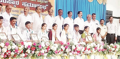 ನಗರದಲ್ಲಿ ಆಯೋಜಿಸಿದ್ದ ಕಾರ್ಯಕ್ರಮದಲ್ಲಿ ಶ್ರೀ ಬಸವ ಮರುಳಸಿದ್ದ ಸ್ವಾಮೀಜಿ, ಎಚ್.ಜಿ.ದರ್ಶನ್, ಚಟ್ನಳ್ಳಿ ಮಹೇಶ್, ಹಿರಿಯೂರು ರೇವಣ್ಣ, ಬಸವರಾಜು, ಶಶಿಧರ್, ಕಲ್ಲಳ್ಳಿ ಮಹೇಶ್, ವೀರಭದ್ರಸ್ವಾಮಿ, ಸದಾನಂದಮೂರ್ತಿ, ಕಲ್ಯಾಣ ಕುಮಾರ್ ಇತರರಿದ್ದರು .