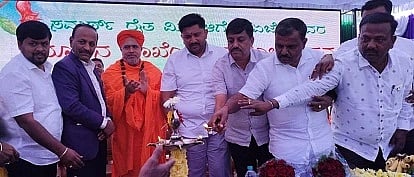 ಬಾಣಾವರ ಪಟ್ಟಣದ ಜಾವಗಲ್ ರಸ್ತೆಯಲ್ಲಿ ಸಮರ್ಥ ರೈತ ಮಿತ್ರ ಆಗ್ರೋ ಕೇಂದ್ರವನ್ನು ಗಣ್ಯರು ಉದ್ಘಾಟಿಸಿದರು. ಶ್ರೀ ಅಭಿನವ ಮಲ್ಲಿಕಾರ್ಜುನ ಸ್ವಾಮಿ, ಎನ್.ಆರ್.ಸಂತೋಷ್, ಜಿವಿಟಿ, ಬಸವರಾಜ್, ಮುನಿಸ್ವಾಮಿಗೌಡ, ಚಂದನ್ ಇತರರಿದ್ದರು.