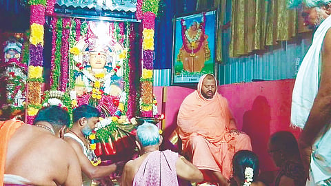 ಮಾಡಾಳು ಗ್ರಾಮದಲ್ಲಿ ಶ್ರೀ ಸ್ವರ್ಣ ಗೌರಮ್ಮನವರ ದೇವಸ್ಥಾನದಲ್ಲಿ ಸೋಮವಾರ ಕಾತ್ಯಾಯಿನಿ ಅಮಾವಾಸ್ಯೆ ಪೂಜಾ ಕಾರ್ಯಕ್ರಮ ನೆರವೇರಿತು. ಶ್ರೀ ಚೇತನ್ ಮರಿದೇವರು, ಓಂಕಾರಪ್ಪ, ಶಿವಲಿಂಗಪ್ಪ, ನಟರಾಜ್ ಬಸವರಾಜು ಇತರರು ಇದ್ದರು.