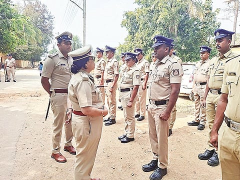  ಅರಸೀಕೆರೆಯ ರೈಲ್ವೆ ನಿಲ್ದಾಣದಲ್ಲಿ ರೈಲ್ವೆ ಪೊಲೀಸರೊಂದಿಗೆ ಡಿಐಜಿ ರಶ್ಮಿ ಚರ್ಚಿಸುತ್ತಿರುವುದು.