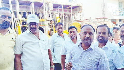 ಅರಸೀಕೆರೆ ಗ್ರಾಮಾಂತರದ ಬಾಣಾವರ ಪಟ್ಟಣದಲ್ಲಿ ಅಕ್ರಮವಾಗಿ ನಿರ್ಮಿಸುತ್ತಿದ್ದ ಕಟ್ಟಡ ಕಾಮಗಾರಿಯನ್ನು ಸ್ಥಗಿತಗೊಳಿಸಲಾಯಿತು. ಪುರಸಭೆ ಮುಖ್ಯಾಧಿಕಾರಿ ನೀಲಕಂಠ, ಲಕ್ಷೀಶ, ಪ್ರಕಾಶ್, ದಾದಪೀರ್, ಭಾಸ್ಕರ್, ಕಿಟ್ಟಿ, ಕೋಟೆ ಹರೀಶ್,  ಮಂಜುನಾಥ್ ಇತರರು ಇದ್ದರು.
