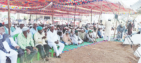  ಬಾಣಾವರ ಈದ್ಗಾ ಮೈದಾನದಲ್ಲಿ ಮುಸ್ಲಿಮರು ಸಾಮೂಹಿಕ ಪ್ರಾರ್ಥನೆ ಸಲ್ಲಿಸಿದರು.