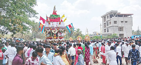  ಜಾಜೂರಿನ ಹೊನ್ನಾಲದಮ್ಮ ಹಾಗೂ ಅಮ್ಮಯ್ಯಜ್ಜಿ ದೇವಿ, ವೀರಭದ್ರೇಶ್ವರ, ಧೂತರಾಯ ಸ್ವಾಮಿ ಹಾಗೂ ಚಿಕ್ಕಮ್ಮ ದೇವರ ರಥೋತ್ಸವವು ಸಹಸ್ರಾರು ಭಕ್ತರ ಸಮ್ಮುಖದಲ್ಲಿ ವಿಜೃಂಭಣೆಯಿಂದ ಜರುಗಿತು.