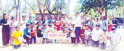 ಜಾವಗಲ್ ಹೋಬಳಿಯ ಕೋಳಗುಂದ ಸರ್ಕಾರಿ ಪ್ರೌಢಶಾಲೆ ಆವರಣದಲ್ಲಿ ಪುಸ್ತಕ ಸಂತೆ ಕಾರ್ಯಕ್ರಮದಲ್ಲಿ ಪ್ರಸನ್ನ ಕುಮಾರ್ ಸೂರೆ, ವಿದ್ಯಾರ್ಥಿಗಳು ಹಾಗೂ ವಿದ್ಯಾರ್ಥಿಗಳು ಇದ್ದರು.