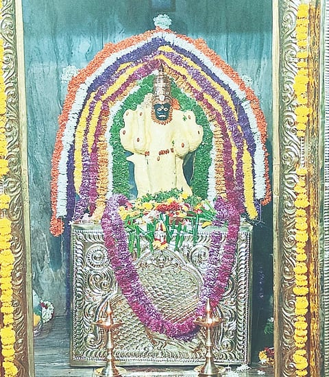 ಅರಸೀಕೆರೆ ಗ್ರಾಮಾಂತರ ತಾಲೂಕಿನ ಕಂತೇನಹಳ್ಳಿಯ ಶ್ರೀ ಶನೈಶ್ಚರ ಮೂರ್ತಿಗೆ ವಿಶೇಷ ಅಲಂಕಾರ ಮಾಡಲಾಗಿತ್ತು.
