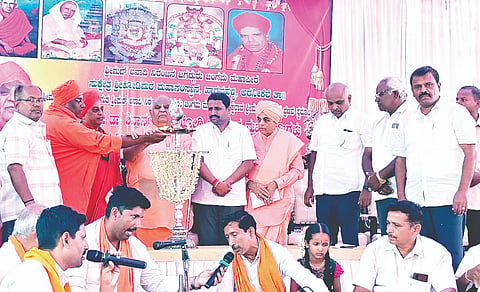 ಮಾಡಾಳು ಗ್ರಾಮದ ಮೂಲ ಸ್ವರ್ಣಗೌರಿ ಅಮ್ಮನವರ ದೇವಾಲಯದ ಆವರಣದಲ್ಲಿ ಆಯೋಜಿಸಿದ್ದ ಶಿವಲಿಂಗ ಮಹಾ ಸ್ವಾಮೀಜಿ ಅವರ 139ನೇ ವರ್ಷದ ಸ್ಮರಣಾರಾಧನೆ ಕಾರ್ಯಕ್ರಮದ ಶ್ರೀಶಿವಾನಂದ ಶಿವಯೋಗಿ ರಾಜೇಂದ್ರ ಸ್ವಾಮೀಜಿ, ಶ್ರೀಶಿವಮೂರ್ತಿ ಶಿವಾಚಾರ್ಯ ಸ್ವಾಮೀಜಿ, ಶ್ರೀರುದ್ರಮುನಿ ಸ್ವಾಮೀಜಿ, ರಾಂಪುರದ ಶೇಖರಪ್ಪ, ಕೆವಿಎನ್ ಶಿವು, ಜಿವಿಟಿ ಬಸವರಾಜು, ನಟರಾಜು, ಇತರರು ಇದ್ದರು.