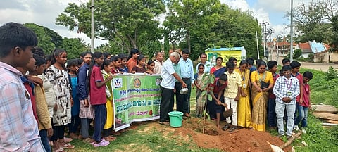 ಚೆಲ್ಲಾಪುರ ಪ್ರೌಢಶಾಲೆ ಆವರಣದಲ್ಲಿ ಧರ್ಮಸ್ಥಳ ಗ್ರಾಮಾಭಿವೃದ್ಧಿ ಸಂಸ್ಥೆ ವತಿಯಿಂದ ಸಸಿ ನೆಟ್ಟು ನೀರೆರೆಯಲಾಯಿತು. ಅಕ್ಷತಾ ರೈ, ನಾಗಪ್ಪ, ಸೀತಾರಾಮ್, ಸಾವಿತ್ರಮ್ಮ, ಶಶಿಧರ್ ಇತರರಿದ್ದರು.  