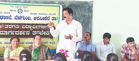 ಅರಸೀಕೆರೆ ಗ್ರಾಮಾಂತರ ತಾಲೂಕಿನ ಬೆಳಗುಂಬ ಪ್ರೌಢಶಾಲೆಯಲ್ಲಿ ವೃತ್ತಿ ಕೌಶಲ ಶಿಬಿರ ಏರ್ಪಡಿಸಲಾಗಿತ್ತು. ಜಯಣ್ಣ, ಶಾರದಮ್ಮ, ಶೈಲಾ ಇತರರು ಇದ್ದರು.