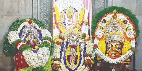 ಕಾಜೂರು ಗ್ರಾಮದ ಶ್ರೀ ಹೊನ್ನಾದಲಮ್ಮ ದೇವಿ, ಅಮ್ಮಯಮ್ಮದೇವಿ ಚಿಕ್ಕಮ್ಮ ದೇವಿಯನ್ನು ವಿಶೇಷವಾಗಿ ಅಲಂಕರಿಸಲಾಗಿತ್ತು. 