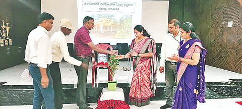 ವಿಶ್ವ ತೋಟಗಾರಿಕೆ ದಿನಾಚರಣೆ ಕಾರ್ಯಕ್ರಮವನ್ನು ಡಾ.ಮಹೇಶ್ ಉದ್ಘಾಟಿಸಿದರು. ಡಾ.ಜಗದೀಶ್, ಡಾ. ಕಾಂತರಾಜ್, ಮುಖ್ಯಶಿಕ್ಷಕಿ ಜ್ಞಾನೇಶ್ವರಿ ಇತರರು ಇದ್ದರು. 