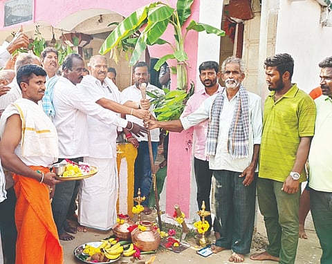 ಅರಸೀಕೆರೆ ತಾಲೂಕಿನ ಬಿಸಿಲೇಹಳ್ಳಿ ಗ್ರಾಮದಲ್ಲಿ 75 ಲಕ್ಷ ರೂ. ವೆಚ್ಚದ ಸಿಸಿ ರಸ್ತೆ ಕಾಮಗಾರಿಗೆ ಶಾಸಕ ಶಿವಲಿಂಗೇಗೌಡ ಚಾಲನೆ ನೀಡಿದರು. ವಿಶ್ವಣ್ಣ, ಶಿವಪ್ಪ, ಜ್ಞಾನೇಶ್ ಇತರರು ಇದ್ದರು.