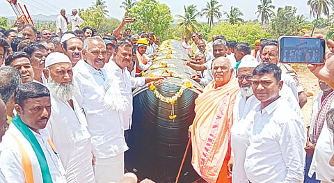 ಎತ್ತಿನಹೊಳೆ ದ್ವಿತೀಯ ಹಂತದ ಕಾಮಗಾರಿಗೆ ಕೋಡಿಮಠದ ಶ್ರೀಶಿವಾನಂದ ಶಿವಯೋಗಿ ರಾಜೇಂದ್ರ ಸ್ವಾಮೀಜಿ ಚಾಲನೆ ನೀಡಿದರು. ಶಾಸಕ ಶಿವಲಿಂಗೇಗೌಡ, ಶಶಿಧರ್, ಶಿವಶಂಕರ್, ಅಡವಿ ಸ್ವಾಮಿ, ಬಿಳಿ ಚೌಡಯ್ಯ, ಆನಂದ್, ದೇವರಾಜ್ ಇತರರಿದ್ದರು.