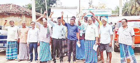 ಕಿಕ್ಕೇರಿ ಹೋಬಳಿಯ ಸಾಸಲು ಗ್ರಾಮದ ಸೋಮೇಶ್ವರ ದೇಗುಲ ಮುಂದೆ ಗ್ರಾಮಸ್ಥರು ಪ್ರತಿಭಟಿಸಿದರು. ಮಹದೇವು, ಗುರುಮೂರ್ತಿ, ಸುರೇಶ್, ರವಿ, ಶ್ರೀನಾಥ್, ಮನು, ಜಗದೀಶ್, ಮಹೇಶ್, ಮೋಹನ್ ಮತ್ತಿತರರಿದ್ದರು.