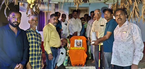 ಕಿಕ್ಕೇರಿ ಹೋಬಳಿಯ ಊಗಿನಹಳ್ಳಿ ಗ್ರಾಮದಲ್ಲಿ ಈಚೆಗೆ ವೃಕ್ಷಮಾತೆ ಸಾಲುಮರದ ತಿಮ್ಮಕ್ಕನಿಗೆ ಶ್ರದ್ಧಾಂಜಲಿ ಅರ್ಪಿಸಲಾಯಿತು. ಮಹೇಶ್, ತಿಮ್ಮಶೆಟ್ಟಿ, ವೆಂಕಟೇಶ್, ಮುರುಳಿ, ಪ್ರೀತಂ, ರವಿ ಮತ್ತಿತರರಿದ್ದರು. 