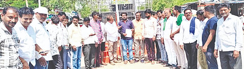 ಕಕ್ಕೇರಾ ಪಟ್ಟಣದಲ್ಲಿರುವ ಸರ್ಕಾರಿ ಜಮೀನುಗಳ ಗಡಿ ಗುರುತಿಸಬೇಕೆಂದು ಆಗ್ರಹಿಸಿ ಸಾಮೂಹಿಕ ಸಂಟಟನೆಗಳ ಪದಾಧಿಕಾರಿಗಳು ಕಂದಾಯ ಅಧಿಕಾರಿಗೆ ಮನವಿಪತ್ರ ಸಲ್ಲಿಸಿದರು. ಸುನೀಲ್​ ಶೆಟ್ಟಿ, ಮರೆಪ್ಪ ಕಾಂಗ್ರೆಸ್​, ಬಸವರಾಜ ಹೊಸಮನಿ, ಸಂಗಣ್ಣ ಸುಬೇದಾರ್​, ಸೋಮು ಬಂದೊಡ್ಡಿ ಇತರರಿದ್ದರು.