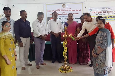 ರಾಮನಗರದ ಸರ್ಕಾರಿ ಪ್ರಥಮ ದರ್ಜೆ ಕಾಲೇಜಿನಲ್ಲಿ ಡಾ. ಮಹಾಂತ ಶಿವಯೋಗಿ ಸ್ವಾಮೀಜಿ ಜಯಂತಿ ಅಂಗವಾಗಿ ಆಯೋಜಿಸಲಾಗಿದ್ದ ವ್ಯಸನಮುಕ್ತ ದಿನಾಚರಣೆ ಕಾರ್ಯಕ್ರಮಕ್ಕೆ ಎಡಿಸಿ ಆರ್.ಚಂದ್ರಯ್ಯ ಚಾಲನೆ ನೀಡಿದರು. ಡಿಯುಡಿಸಿ ನಿರ್ದೇಶಕ ಶೇಖರ್, ವಾರ್ತಾಧಿಕಾರಿ ರವಿರಾಜ್ ಮುಂತಾದವರು ಇದ್ದರು. 