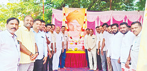 ಗುಂಡ್ಲುಪೇಟೆಯಲ್ಲಿ ಅಖಿಲಭಾರತ ವೀರಶೈವ ಲಿಂಗಾಯತ ಮಹಾ ಸಭಾ ಹಾಗೂ ಯುವಘಟಕದ ವತಿಯಿಂದ ಬುಧವಾರ ಪಟ್ಟಣದ ಬಸವೇಶ್ವರ ವೃತ್ತದಲ್ಲಿ ಸಿದ್ದಗಂಗಾಶ್ರೀ ಶಿವಕುಮಾರ ಸ್ವಾಮೀಜಿ 119ನೇ ಜಯಂತಿಯನ್ನು ಆಚರಿಸಲಾಯಿತು. ಚಾಮುಲ್ ನಿರ್ದೇಶಕ ಎಚ್.ಎಸ್.ನಂಜುಂಡಪ್ರಸಾದ್, ಮಾಜಿ ನಿರ್ದೇಶಕ ಡಿ.ಮಾದಪ್ಪ, ಕಾಡಾ ಮಾಜಿ ಅಧ್ಯಕ್ಷ ಎಚ್.ಎಸ್.ನಂಜಪ್ಪ, ಬಿಜೆಪಿ ಮಂಡಲಾಧ್ಯಕ್ಷ ಸಿ.ಮಹದೇವಪ್ರಸಾದ್, ಮುಖಂಡರಾದ ಎಚ್.ವಿ.ಮಂಜುನಾಥ್ ಇದ್ದರು. 