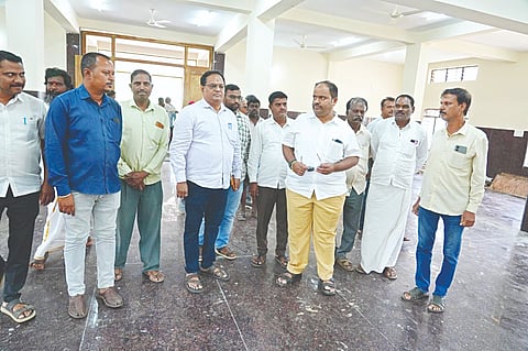 ಗುಂಡ್ಲುಪೇಟೆ ಪಟ್ಟಣದಲ್ಲಿ ಉದ್ಘಾಟನೆಗೆ ಸಿದ್ಧವಾಗಿರುವ ವಾಲ್ಮೀಕಿ ಭವನವನ್ನು ಎಚ್.ಎಂ.ಗಣೇಶಪ್ರಸಾದ್ ವೀಕ್ಷಿಸಿದರು. ಎನ್.ಕುಮಾರ್, ಕಾರ‌್ಗಳ್ಳಿ ಸುರೇಶ್, ರಾಚನಾಯಕ, ಸಿದ್ದರಾಜ ನಾಯಕ, ವೆಂಕಟೇಶ ನಾಯಕ, ಲಿಂಗರಾಜು, ಆಸ್ಪತ್ರೆ ರಾಮು, ಮಹದೇವ ನಾಯಕ, ಮಾಧು ಇದ್ದರು.
